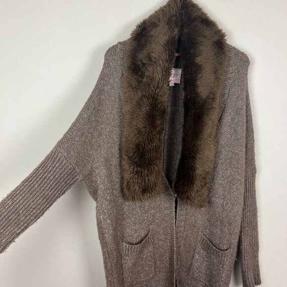 Romeo + Juliet Couture Cardigan Sweater Womens Medium Brown Faux Fur Dolman Knit - Picture 3 of 14